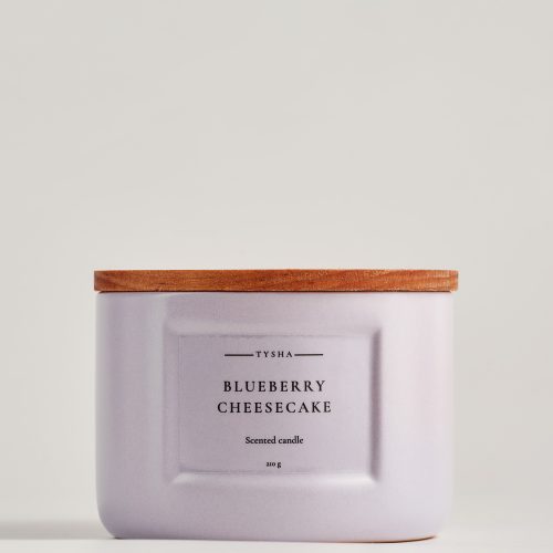 Ароматична свічка BLUEBERRY CHEESECAKE бузкового кольору, 210 грам
